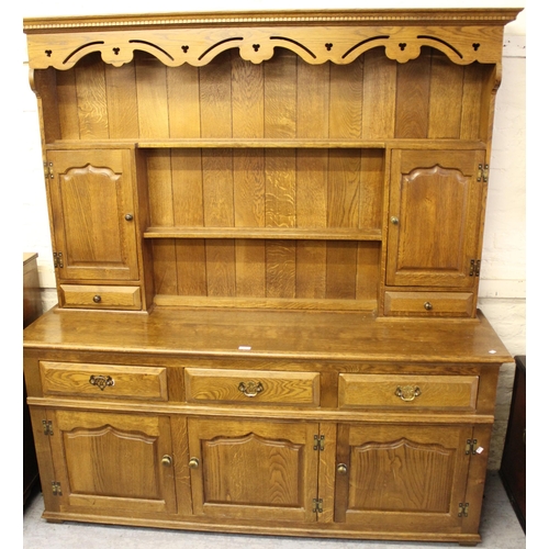 1678 - Good quality 20th Century oak dresser, the back having an arrangement of shelves, cupboards and draw... 