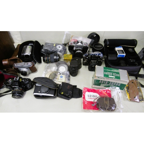 187 - Box containing a large collection of various SLR cameras and camcorders, including Praktica, Kodak, ... 