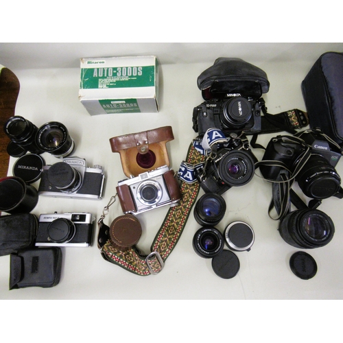 187 - Box containing a large collection of various SLR cameras and camcorders, including Praktica, Kodak, ... 