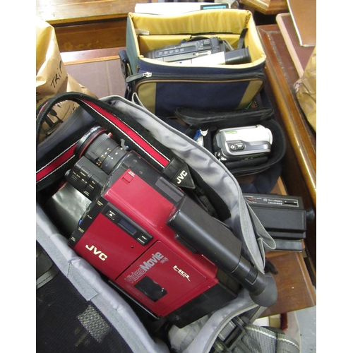 187 - Box containing a large collection of various SLR cameras and camcorders, including Praktica, Kodak, ... 