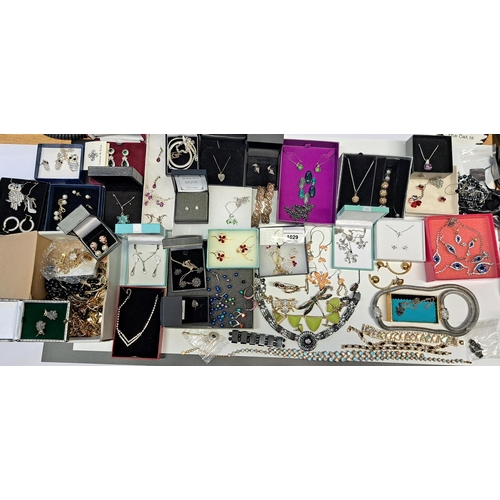 1029 - Large quantity of silver and other costume jewellery, some in original boxes