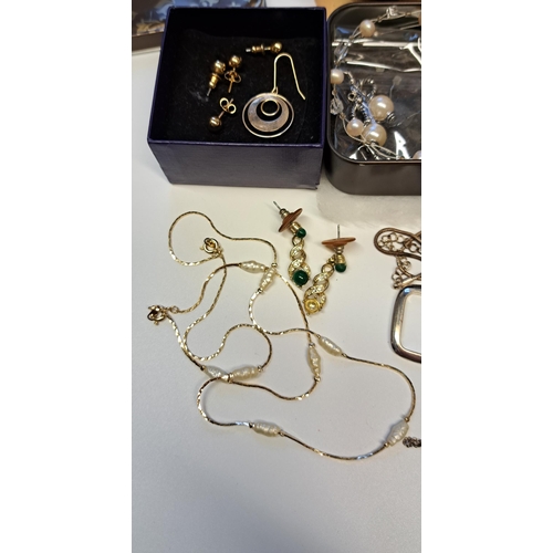 1048 - Quantity of various silver and other costume jewellery