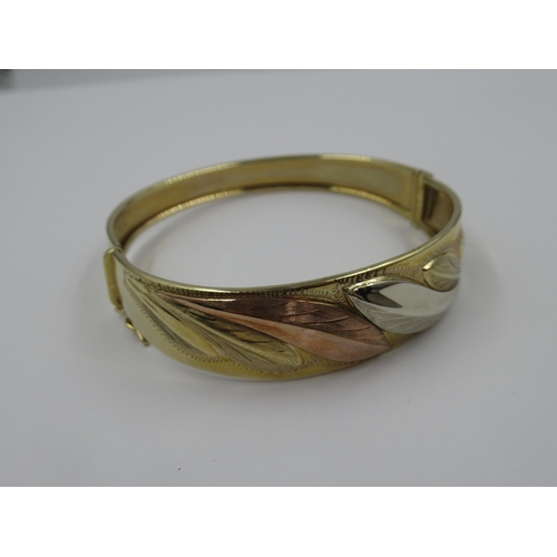 1055 - 9ct Three colour gold bangle, 15g