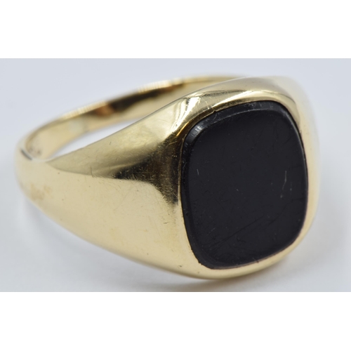 1067 - Gentleman's 9ct gold black onyx set signet ring, size S, 4.5g