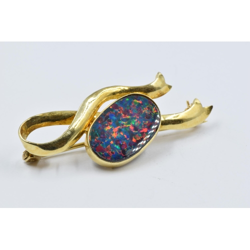 1082 - 9ct Gold bar brooch set opal doublet, 5g gross weight