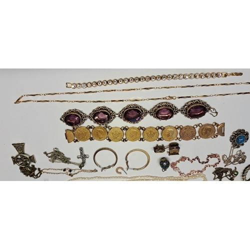 1086 - Quantity of gold plated and other costume jewellery