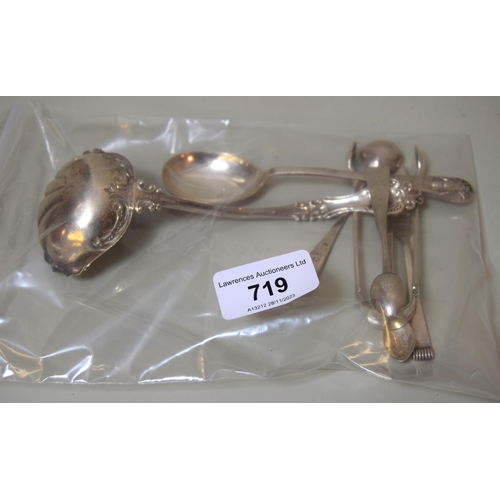 719 - Elkington & Company silver plated teapot, together with a small quantity of silver coffee spoons, Co... 