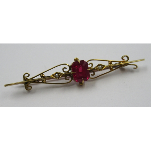 914 - 18ct Gold treated ruby and split pearl bar brooch, 3.6g