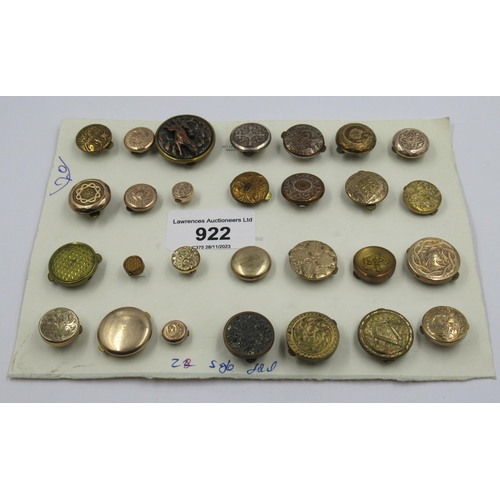 922 - Card containing a collection of twenty eight bachelor buttons in brass and gold plate