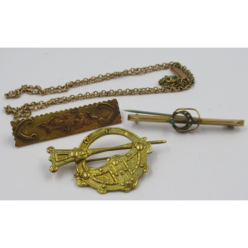 944 - 9ct Gold chain, 3.5g, 9ct gold brooch, 7.5g and two 9ct gold brooches (one with a steel pin), 3.5g g... 