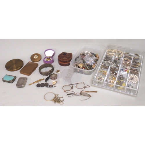 947 - Quantity of miscellaneous costume jewellery, badges and other items