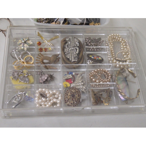 947 - Quantity of miscellaneous costume jewellery, badges and other items