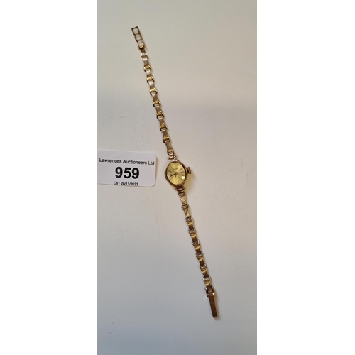 959 - Ladies 9ct gold cased Everite wristwatch with 9ct gold bracelet strap, 7.4g gross