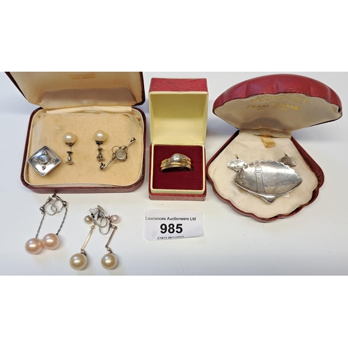 985 - Silver brooch and earring set engraved with a lighthouse, snake ring, silver earrings etc.