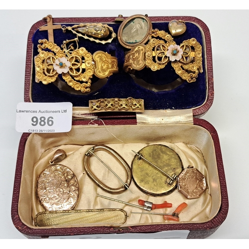 986 - Small quantity of various gold plated antique jewellery including lockets, bracelets, brooches etc.