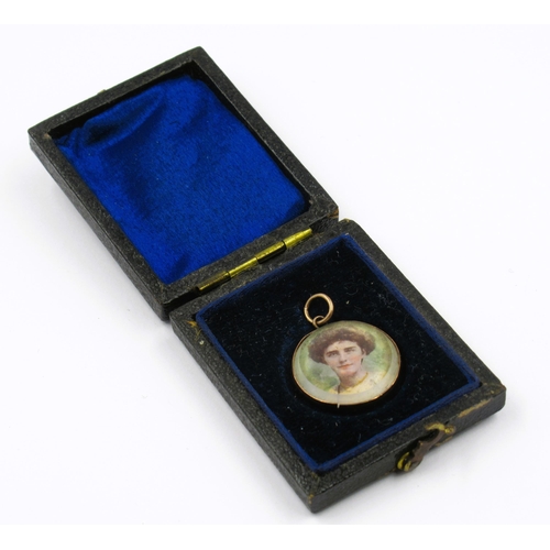 995 - 9ct Yellow gold pendant with colour portrait in case