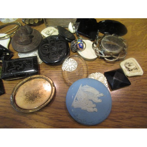 861 - Quantity of various Victorian brooches etc. and a miniature 18th Century prayer book