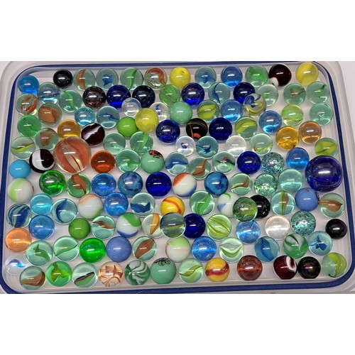 217 - Box containing a large quantity of various 20th Century glass marbles, varying sizes