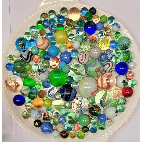 217 - Box containing a large quantity of various 20th Century glass marbles, varying sizes