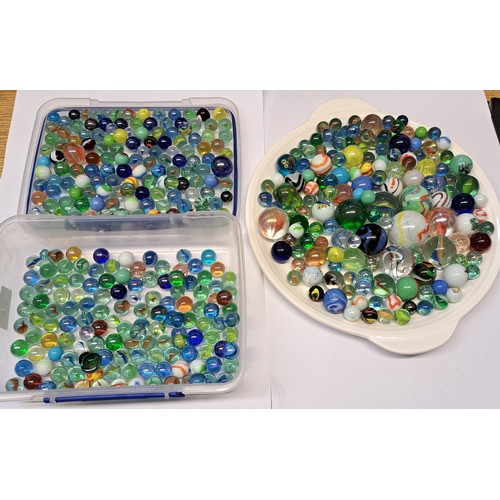 217 - Box containing a large quantity of various 20th Century glass marbles, varying sizes