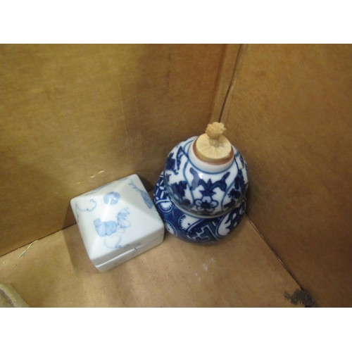 468 - Miscellaneous small items of oriental pottery and porcelain