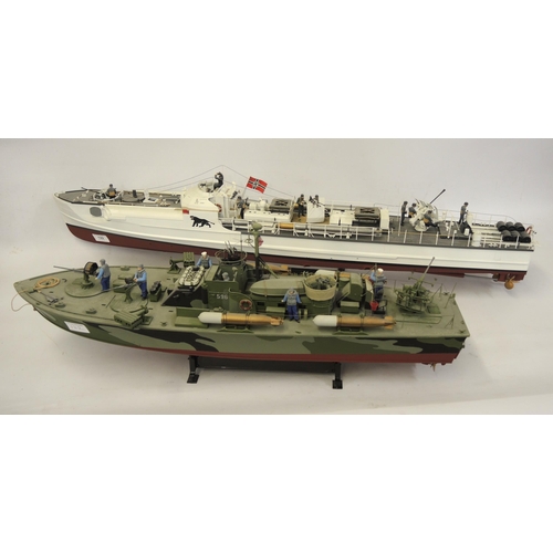 122 - Model of a German World War II Schnell boat 1/72 scale and a 1/72 model American PT boat