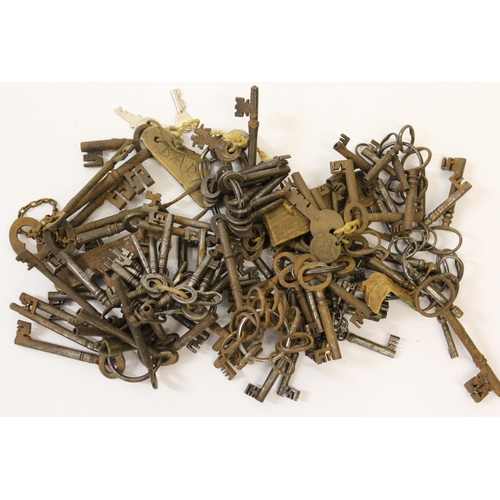Large quantity of miscellaneous antique door and furniture keys