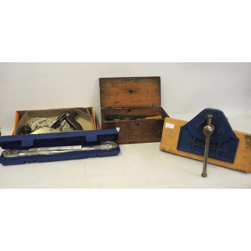 265 - Stanley No. 5 smoothing plane in original box, a large Record vice and a quantity of hand tools