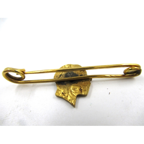 581 - Gold bar brooch formed from the cut-out head of a George V half sovereign, gross weight 1.7g