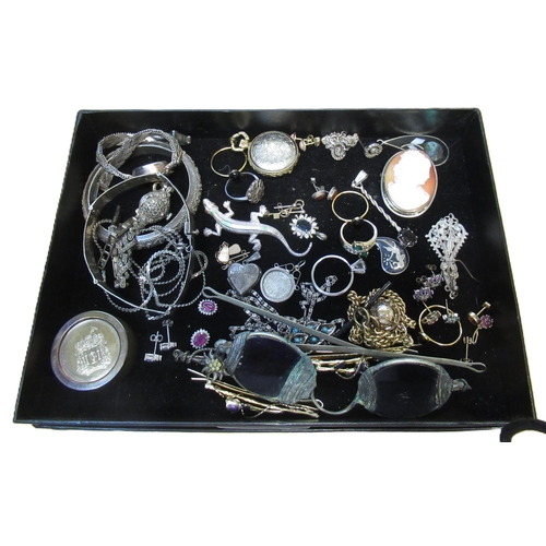 654 - Small quantity of miscellaneous costume jewellery to include a ladies silver wristwatch, pair of blu... 