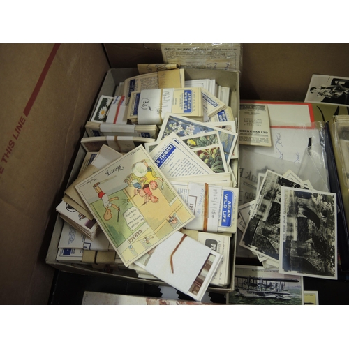 337 - Box containing mainly loose cigarette cards