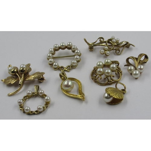 736 - Three 9ct gold brooches, together with five 9ct gold pendants, all set with cultured pearls, gross w... 