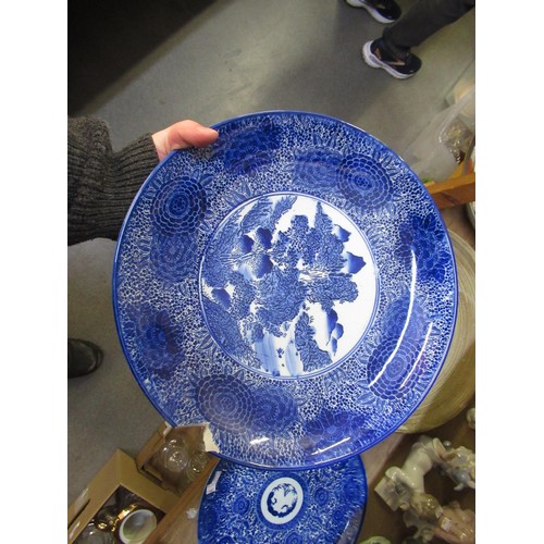 500 - Pair of Chinese blue and white shallow bowls, decorated with birds in foliage, 21.5cm diameter, toge... 