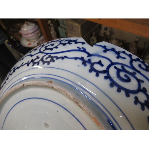 500 - Pair of Chinese blue and white shallow bowls, decorated with birds in foliage, 21.5cm diameter, toge... 