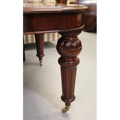 1198 - Large reproduction mahogany pull-out extending dining table in Victorian style, the moulded top abov... 