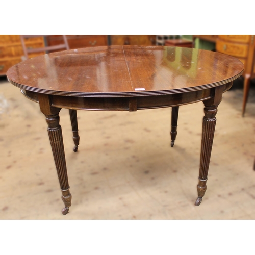 1438 - Early 20th century oval mahogany extending dining table, raised on turned fluted supports, together ... 