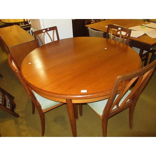 1471 - 20th Century G Plan circular extending dining table on tapering supports, with integral leaf, 122cm ... 