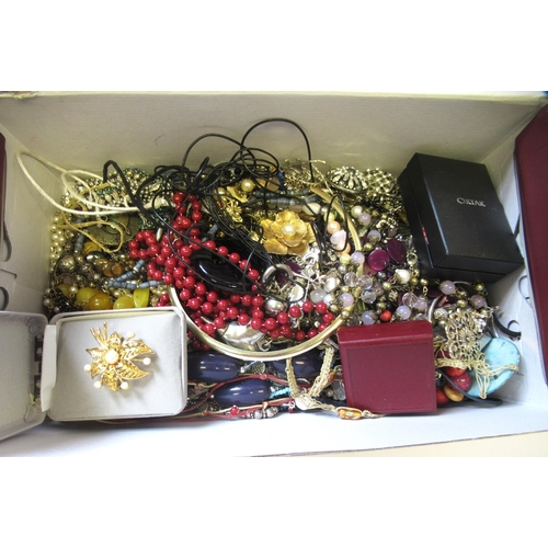 679A - Box of sundry costume jewellery