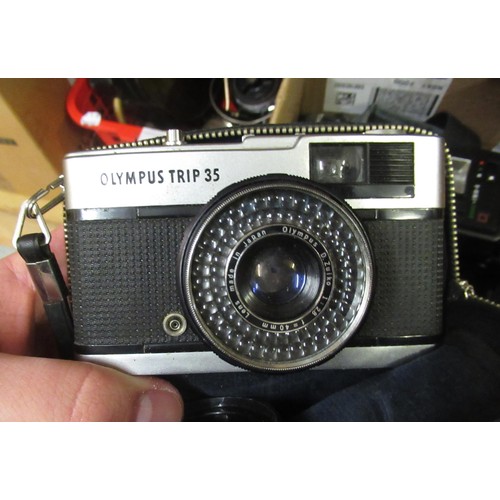 150 - Zenith Lomo camera, Olympus Trip 35 camera and a Pentax M250 camera, together with various lenses an... 