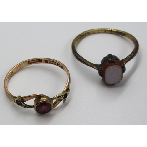 642 - 9ct Gold amethyst set ring (at fault) and a small agate set seal type ring