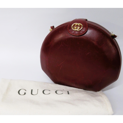 101 - Gucci burgundy leather bag (at fault), 18.5cm wide, with original dust bag