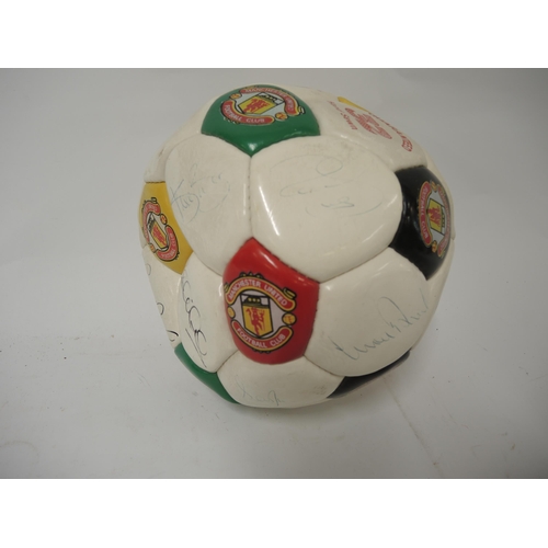 197 - 1992/3 season Manchester United football signed by players and officials, including Ferguson, Schole... 