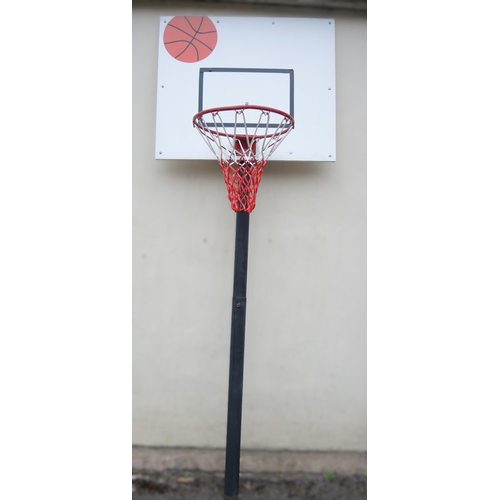 290 - Basketball hoop and back board with net, on telescopic metal fixing pole