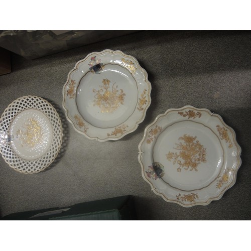 522 - 18th / 19th Century sixteen piece Chinese export part dinner service painted with flowers in gilt be... 