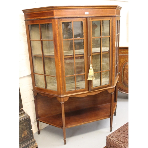 1649 - Edwardian mahogany and satinwood crossbanded display cabinet with two glazed doors flanked by canted... 