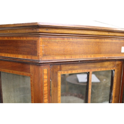 1649 - Edwardian mahogany and satinwood crossbanded display cabinet with two glazed doors flanked by canted... 