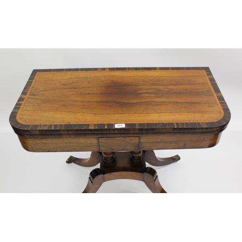 1472 - George III rosewood crossbanded card table with baize lined interior, turned column support with swe... 