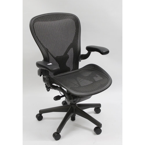 1484 - Herman Miller Aeron, revolving office chair