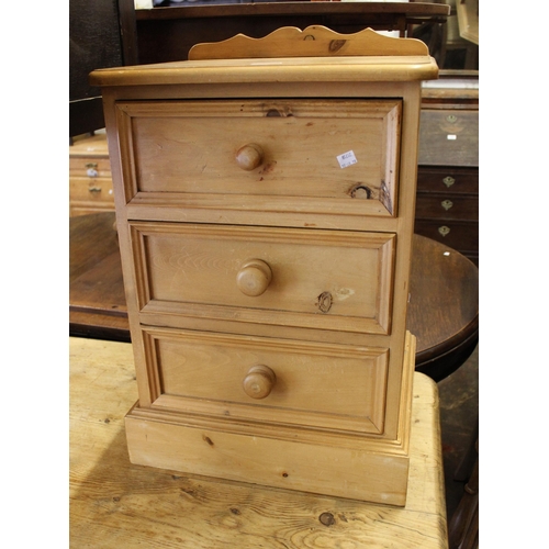 1491 - Near pair of pine bedside cabinets