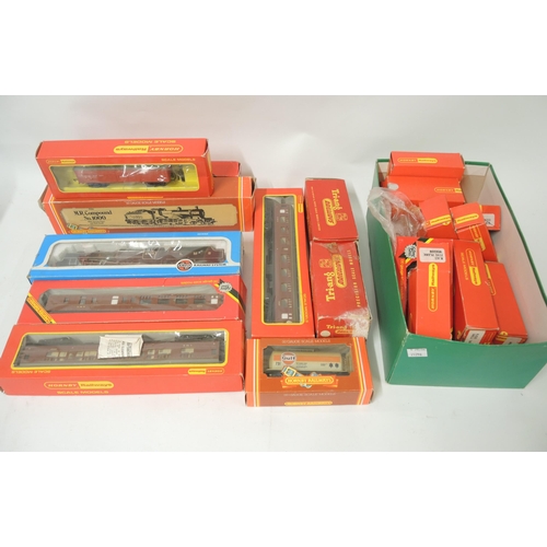 184 - Quantity of Hornby boxed 00 gauge model locomotives, carriages, goods wagons, together with an Airfi... 